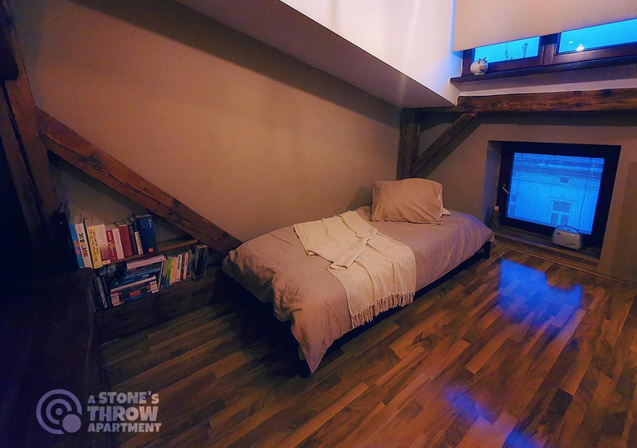 A Stone'S Throw Apartment Cracovie Extérieur photo